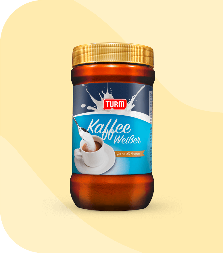 TURM Kaffeeweisser in PET-Flasche freigestellt vor gelbem Hintergrund