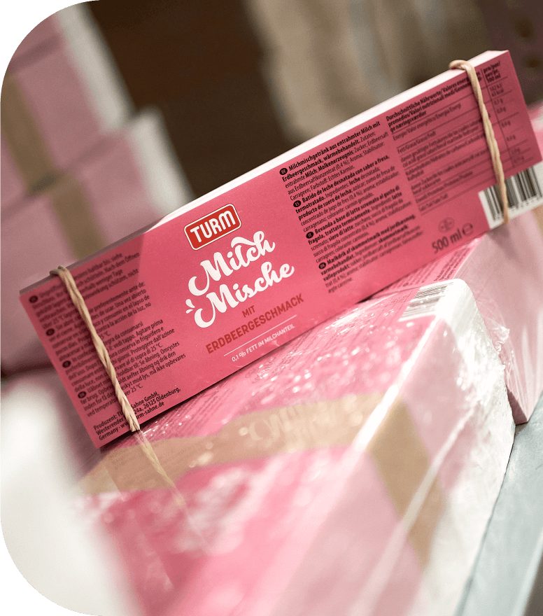 TURM Milch Mische erdbeerfarbene Verpackung verkaufsfertig, Nahaufnahme