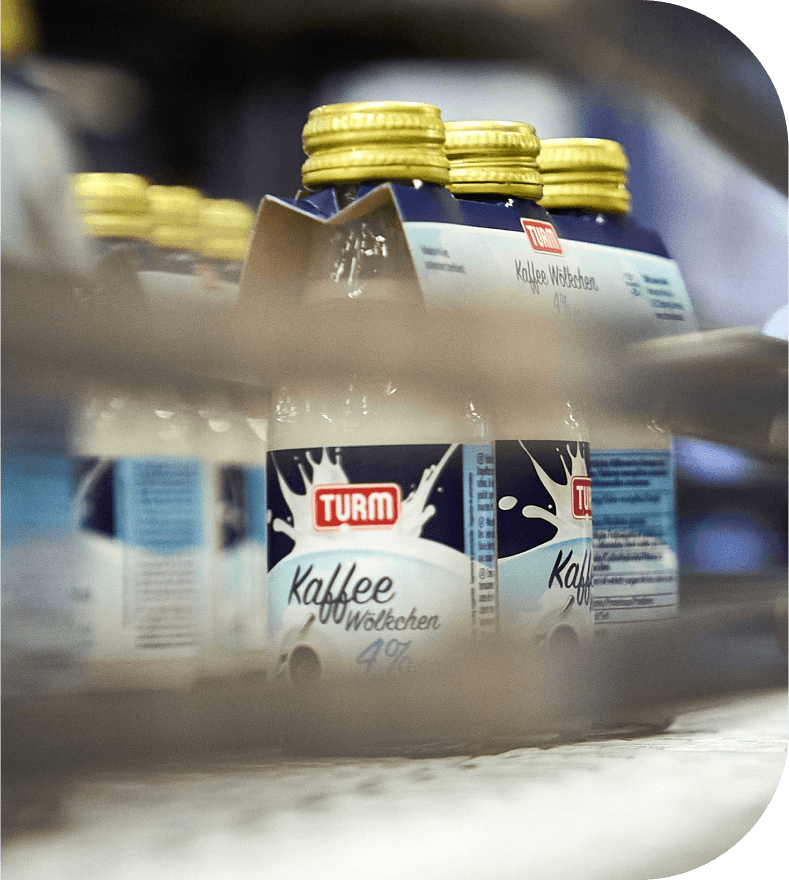 Nahaufnahme TURM KaffeeWoelkchen verkaufsfertig im Dreierpack, in der Fabriklagerung